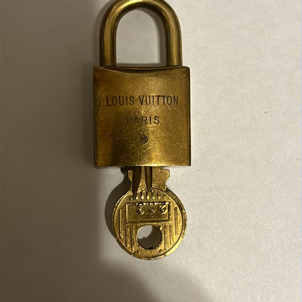 LOUIS VUITTON LOCK 🔐 AND KEY VINTAGE - Picture 2 of 3